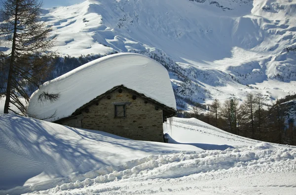 Montañas de nieve y colinas —  Fotos de Stock