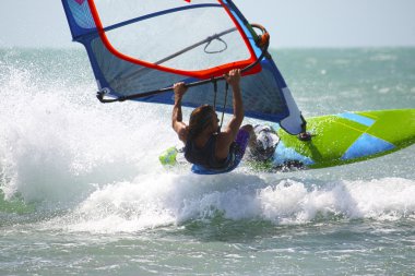 Su üzerinde uçan Rüzgar Sörfü