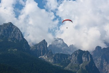 gökyüzünde uçan paraşütler