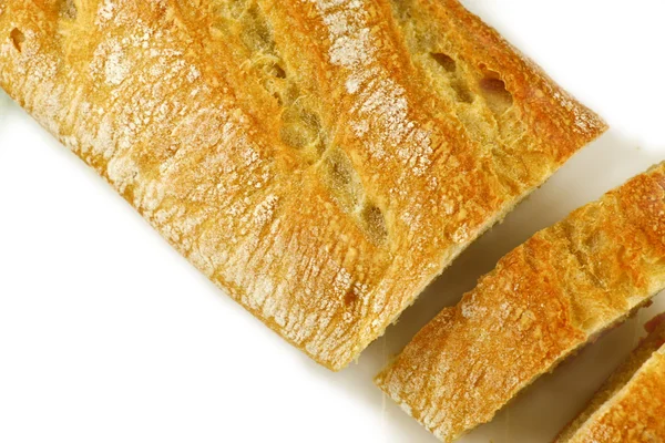 Pan rebanado sobre fondo blanco — Foto de Stock
