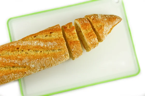 Plasterki na deska do krojenia chleba — Zdjęcie stockowe