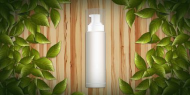 Ağaç zemininde boş bir etiket ve parlak yeşil yapraklar olan beyaz hortum spreyi kutuları.