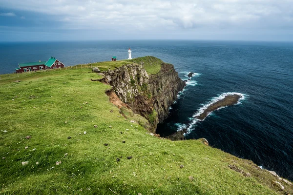 Akraberg feneri bulutlu bir günde, Faroe Adaları