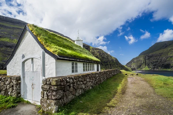 Dorpskerk en een meer in Saksun, Faeröer-eilanden, Denemarken — Stockfoto