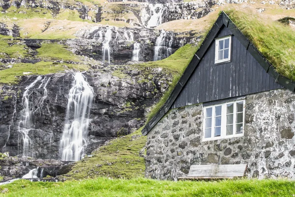 Traditionella hus med tak av torv i saksun, Färöarna — Stockfoto