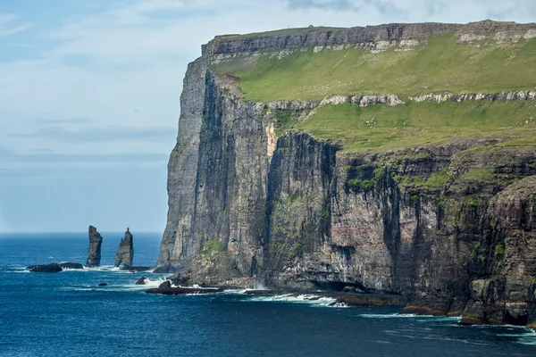 Risin och Kellingin stenar i Färöarna — Stockfoto