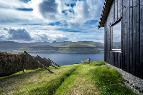 Rusztikus fa kabin, a Feröer-szigetek, Dánia — Stock Fotó