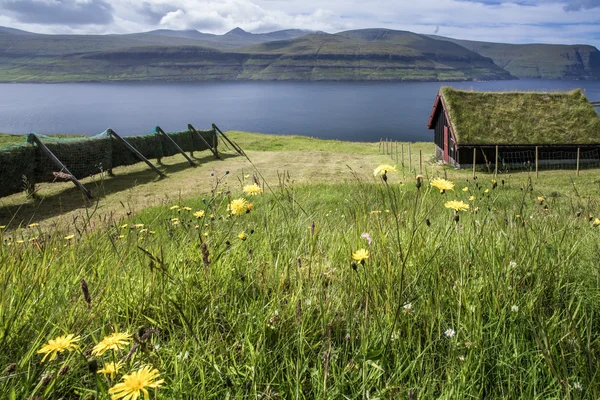 Rustikale Holzhütte auf den Färöern, Dänemark — Stockfoto