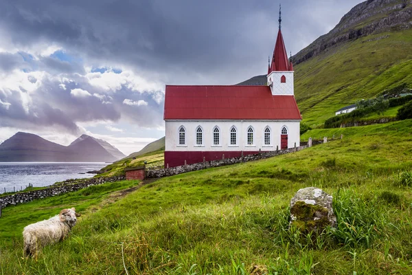 Iglesia Kalsoy en las Islas Feroe con ovejas — Foto de Stock