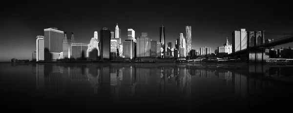 Nowy Jork Manhattan w centrum miasta o zmierzchu z drapaczami chmur oświetlonymi nad panoramą rzeki Hudson — Zdjęcie stockowe