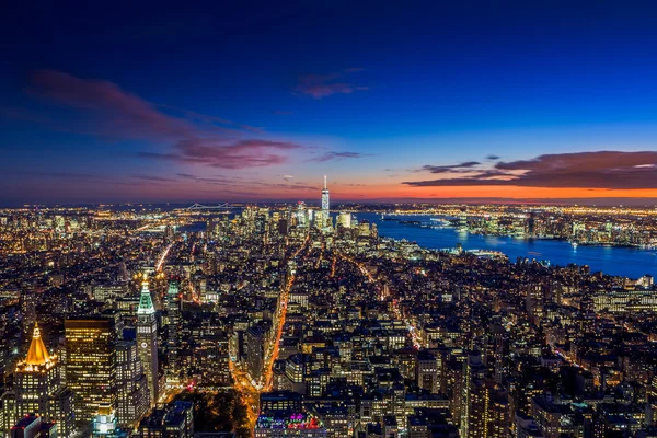 Panoramę Nowego Jorku z miejskich drapaczy chmur na zachodzie słońca. — Zdjęcie stockowe