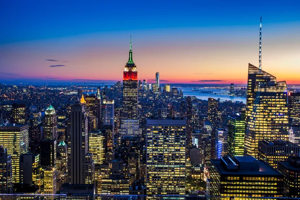 Panoramę Nowego Jorku z miejskich drapaczy chmur na zachodzie słońca. — Zdjęcie stockowe