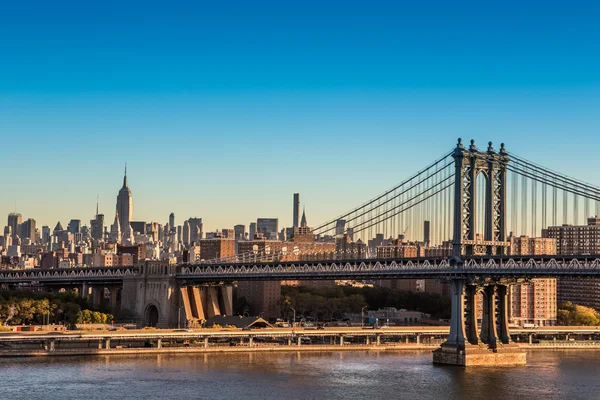 Nowy Jork Manhattan w centrum miasta o zmierzchu z drapaczami chmur oświetlonymi nad panoramą rzeki Hudson — Zdjęcie stockowe