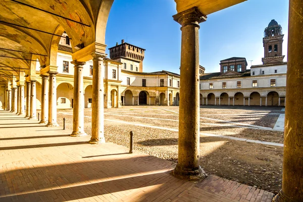 Докладна інформація про Palazzo Ducale на Piazza Castello в Мантуї - Італія — стокове фото