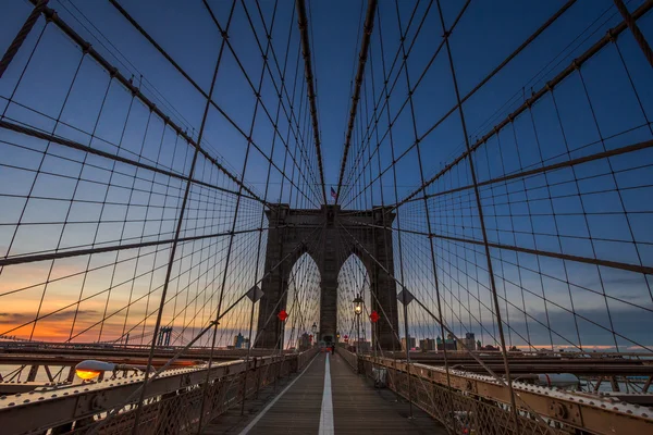 Brooklyn Bridge. Obraz z słynnego Brooklyn Bridge o wschodzie słońca. — Zdjęcie stockowe