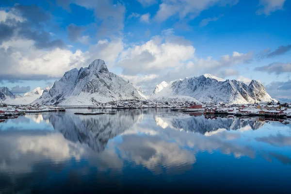 Musim dingin di Reine, Kepulauan Lofoten, Norwegia . — Stok Foto