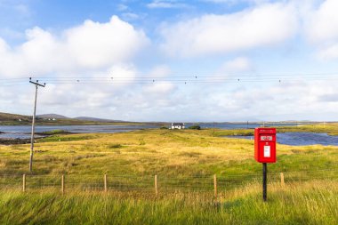 Güney Uist, Outer Hebrides, İskoçya 'da ıssız bir posta kutusu.
