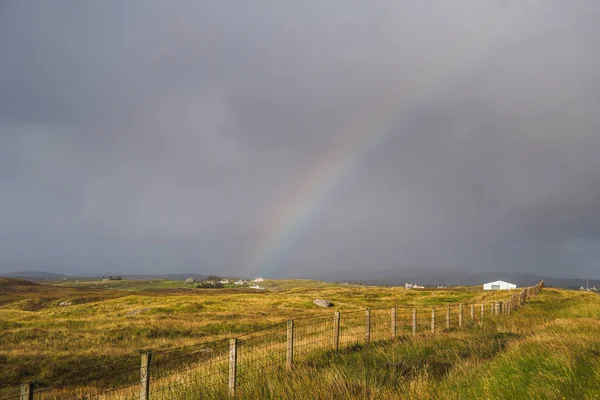 Ciel sombre et arc-en-ciel coloré sur les collines de South Uist, Hébrides extérieures, Écosse — Photo