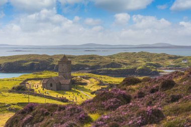 Leverburgh 'un güneyinde Roghadal yakınlarındaki St Clements Kilisesi, Harris Adası, Outer Hebrides, İskoçya