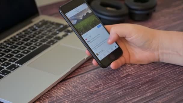 Frau klickt auf Instagram Herz wie auf dem Smartphone, Scrollen mit Schreibtischhintergrund, Tilt-Aufnahme — Stockvideo