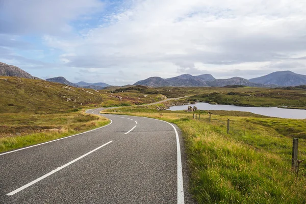 Дорога вдоль побережья острова Уэг-Санд и Харрис, Внешние Гебриды, Шотландия. — стоковое фото