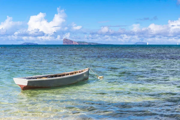 Cap Malheureux, vue mer turquoise et bateau traditionnel, île Maurice — Photo