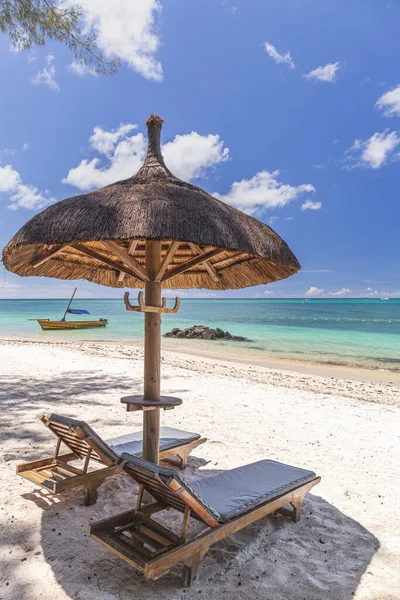 Belle plage de l'île Maurice, vue avec mer torquise, palmiers et parasol. — Photo