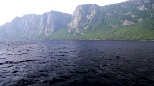 Den långa vackra klippor i västra bäcken Pond Gros Morne — Stockvideo