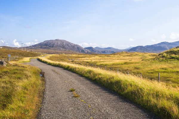 Een enkelsporige weg op het eiland Harris, Outer Hebrides, Schotland, Verenigd Koninkrijk — Stockfoto