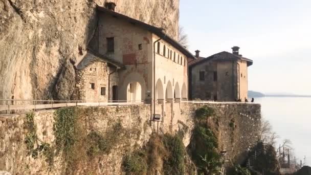 4K Timelapse, Ermitage De Santa Caterina Del Sasso, Varèse, Lombardie, Italie Séquence Vidéo Libre De Droits