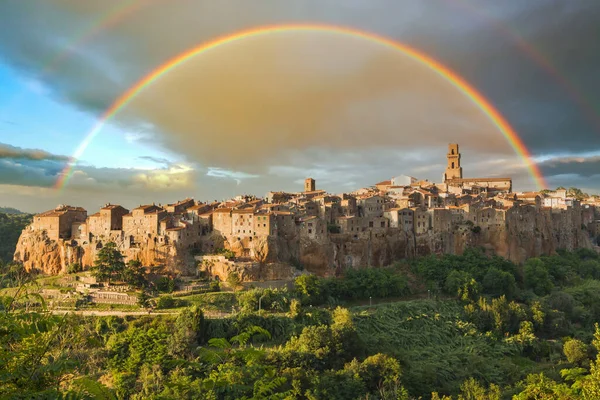 Regenbogen über der mittelalterlichen Stadt Pitigliano bei Sonnenuntergang, Pitigliano, Toskana, Italien — Stockfoto