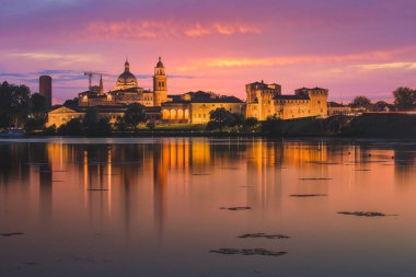 Mantova şehri akşam manzarası, Avrupa kültür başkenti ve UNESCO dünya mirası bölgesi, İtalya 'nın Lombardiya bölgesi