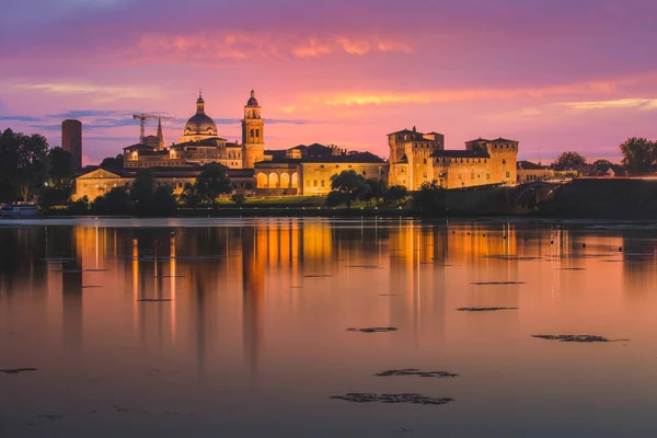 Vista noturna do horizonte da cidade de Mantova, capital europeia da cultura e patrimônio mundial da UNESCO, região da Lombardia, Itália — Fotografia de Stock