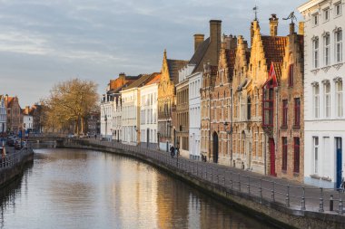 Bruges, Belçika 'nın Bruges şehrinde gün batımında eski binalarla gökyüzü çiziyor..