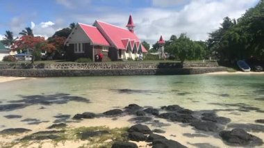 Kızıl kilise, Notre Dame Auxiliatrice, güneşli bir yaz gününde, Mauritius. Döndürme görünümü 