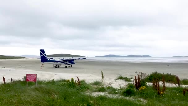 Malé letadlo na písčité dráze letiště Barra, Skotsko — Stock video