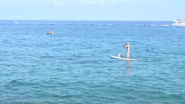 Aktive Frau beim Stand Up Paddle Boarding an einem Sommertag — Stockvideo