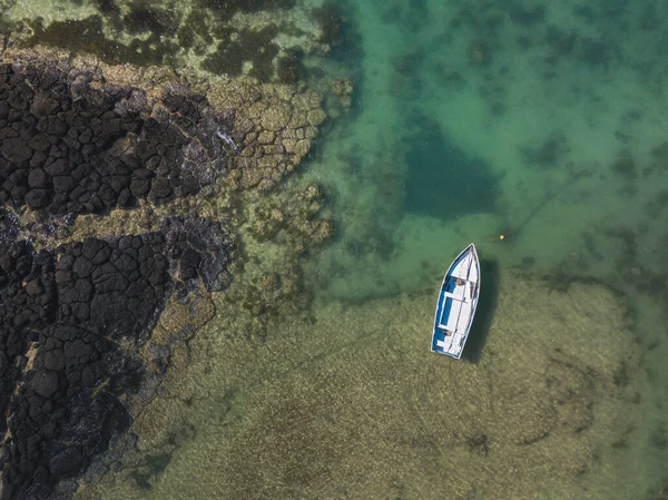 Vista superior aérea barco de pesca azul turquesa mar de água. — Fotografia de Stock