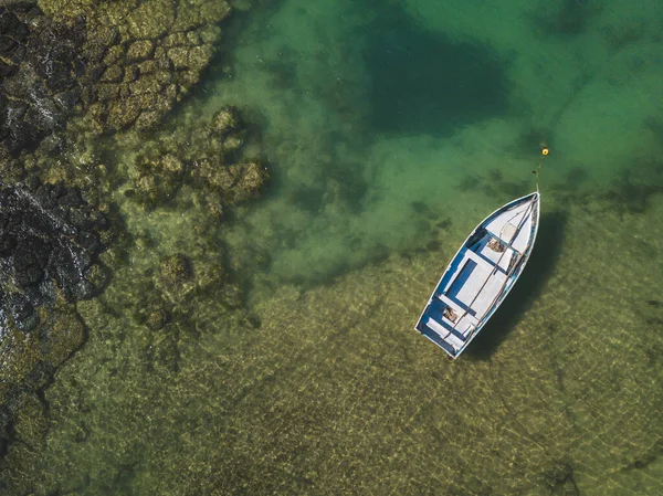 Vista superior aérea barco de pesca azul turquesa mar de água. — Fotografia de Stock