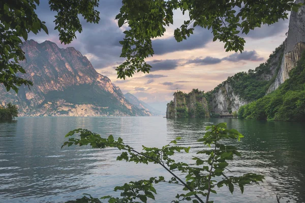 Bela vista das montanhas e lago iseo de Riva di Solto, Baia dal Bogn — Fotografia de Stock