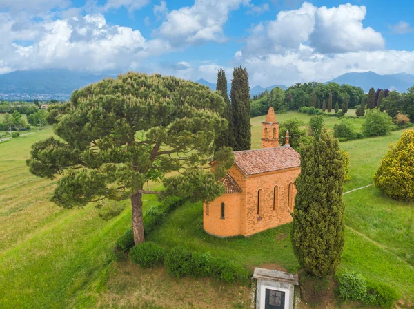 La petite église rouge de Pomelasca plan aérien, Côme, Italie — Photo