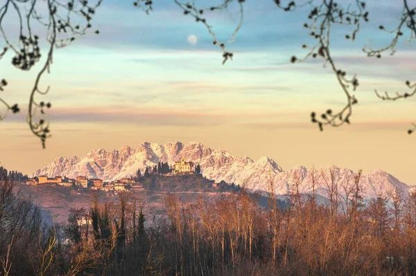 Montevecchia landschap met Resegone berg op de achtergrond. Lecco, Lombardije, Italië — Stockfoto