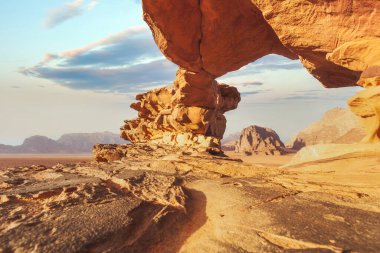 Doğal kaya köprüsü ve Wadi Rum Çölü panoramik manzarası, Ürdün