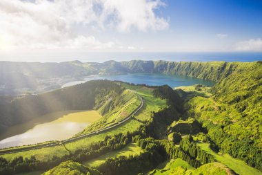 Miradouro da Grota do Inferno bakış açısı yakınlarındaki Sete Cidades manzarası, Sao Miguel Adası, Azores, Portekiz.