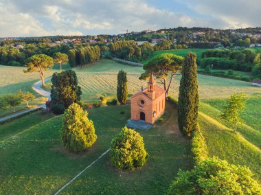 İtalya 'da eski kırmızı bir kiliseyle güzel bir kırsal manzara. Toprağın güzelliğini keşfedin. Pomelasca, Lombardy, İtalya, Avrupa. 