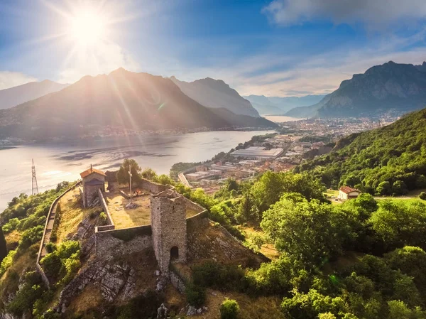 Vista aérea del castillo del Castel sin nombre, Rocca dellinnominato, entre maravillosos paisajes en el Lago de Como, Lecco, Italia — Foto de Stock