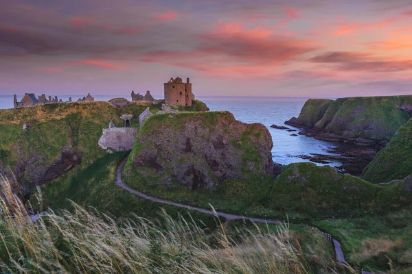 Ruiner av Dunottar slott på en klippa, på den nordöstra kusten av Skottland, Stonehaven, Aberdeen, Storbritannien — Stockfoto