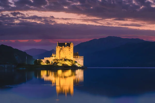 Nigh-time en el castillo de Eilean Donan en Kyle of Lochalsh en las tierras altas de Escocia — Foto de Stock