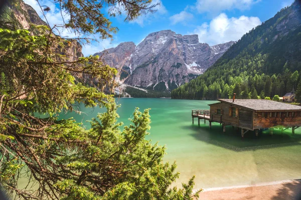 Espetacular lugar romântico no lago alpino, Lago di Braies ou lago Braies, Dolomitas, Tirol do Sul, Itália, Europa — Fotografia de Stock