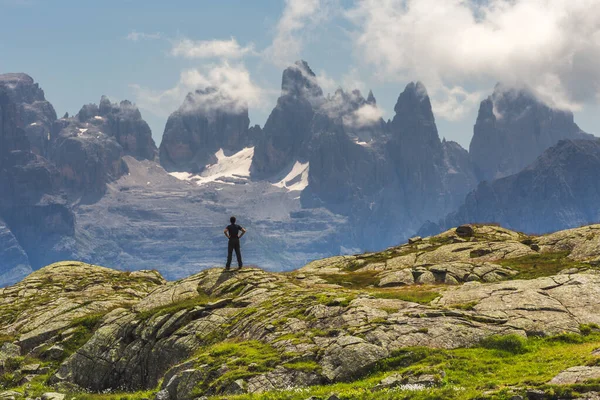 Trekking na italských horách. Odpočívá a obdivuje úžasný výhled, Brenta — Stock fotografie